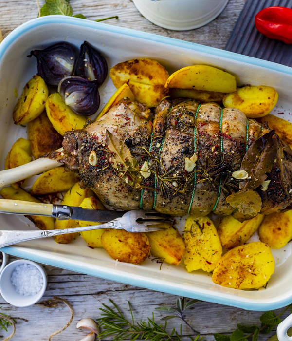 Lamsrollade met aardappeltjes en kruiden uit de oven